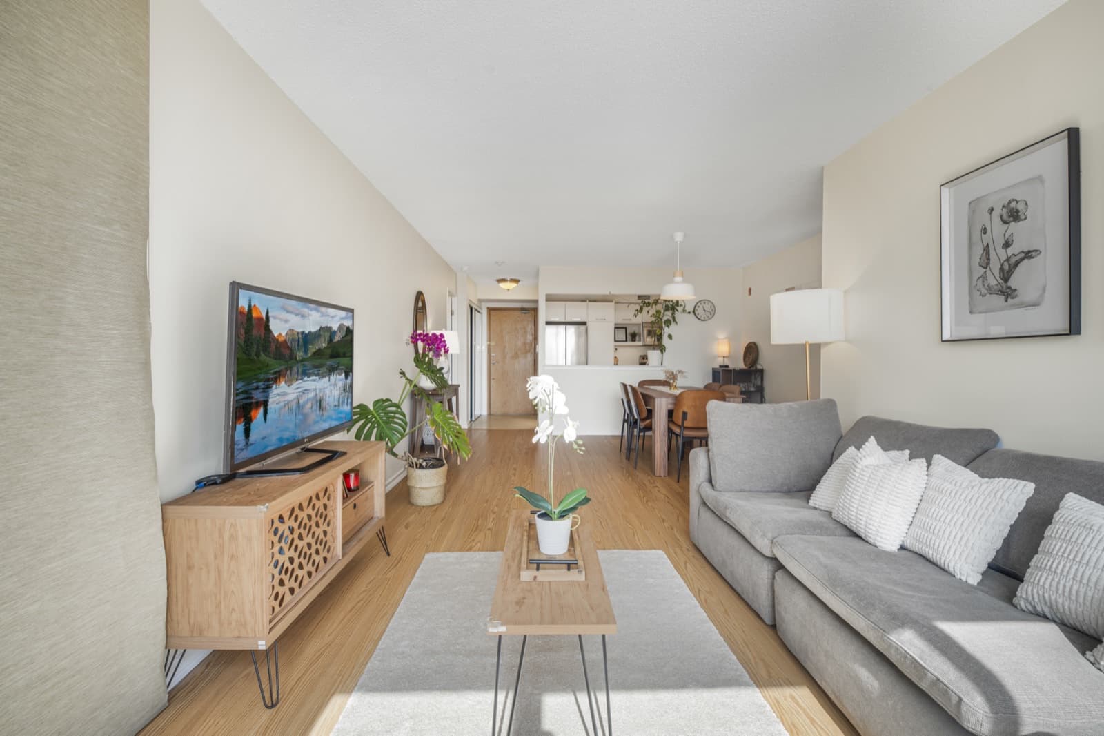 South-Facing 2+Den Condo in South Kingsway Village — photo 1